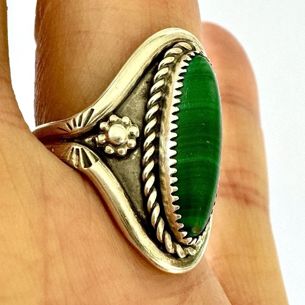 VTG Navajo Green Malachite Ring Sz 7.5 Sterling Flower Signet 1960s Old Native